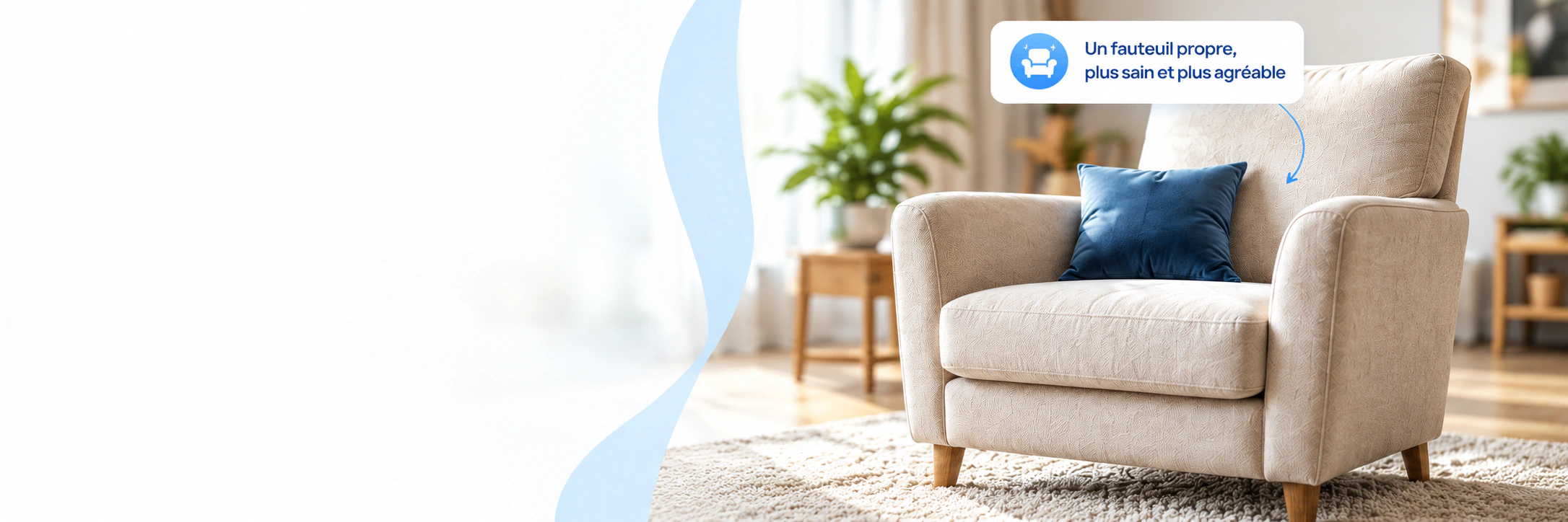 Fauteuil en tissu clair propre dans un salon lumineux : un fauteuil propre, plus sain et plus agréable