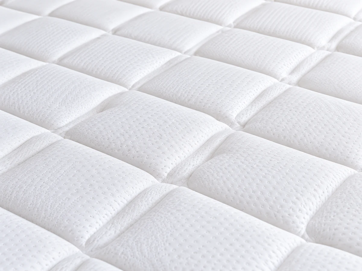 Le même matelas propre après nettoyage