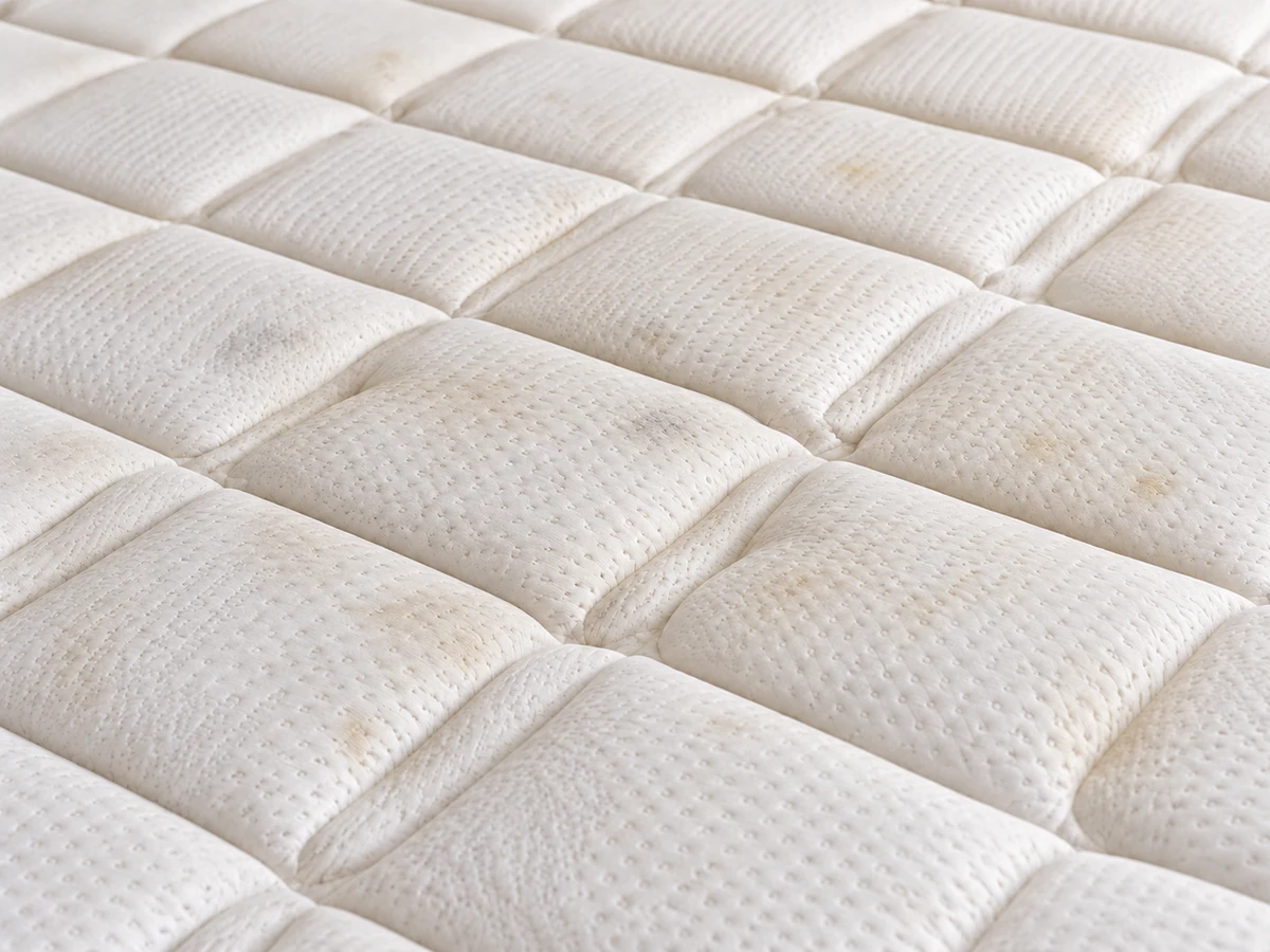 Matelas taché et jauni avant nettoyage