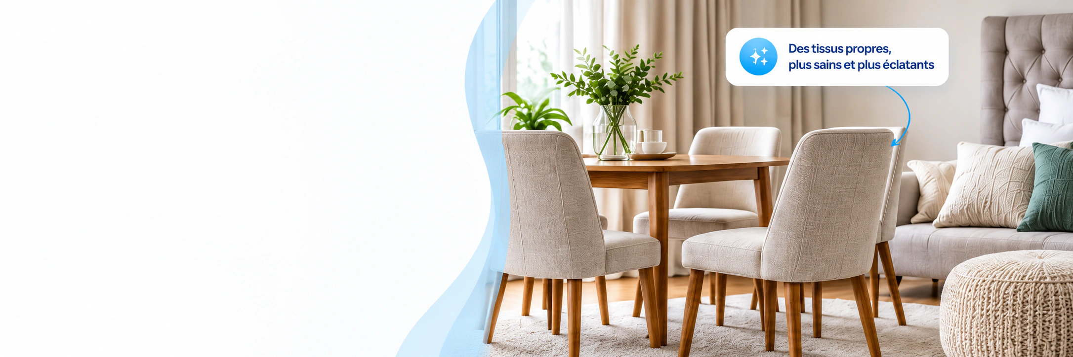 Chaises en tissu clair autour d’une table, tête de lit capitonnée et pouf tressé dans un intérieur lumineux : des tissus propres, plus sains et plus éclatants